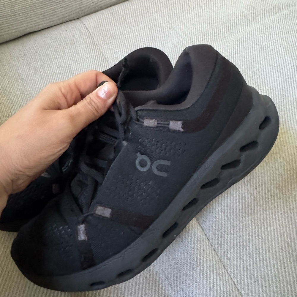 On cloudsurfer running shoe. Slightly worn, the shoelaces are a little worn out.
